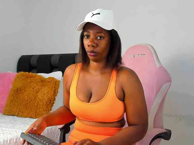 NaomiEmber webcam