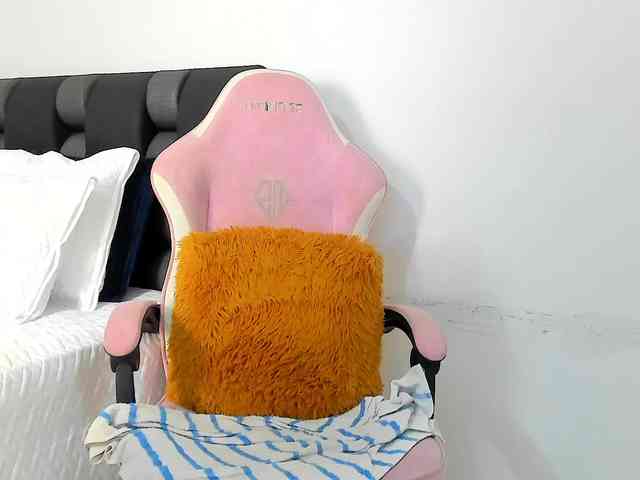NaomiEmber webcam
