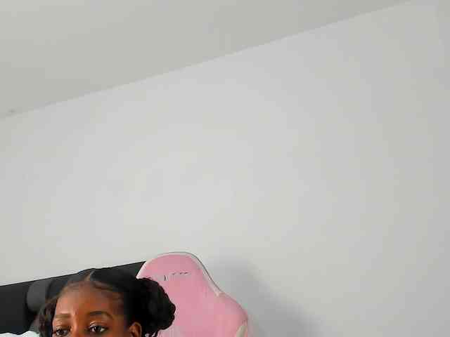 NaomiEmber webcam