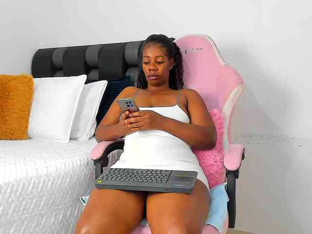 NaomiEmber webcam