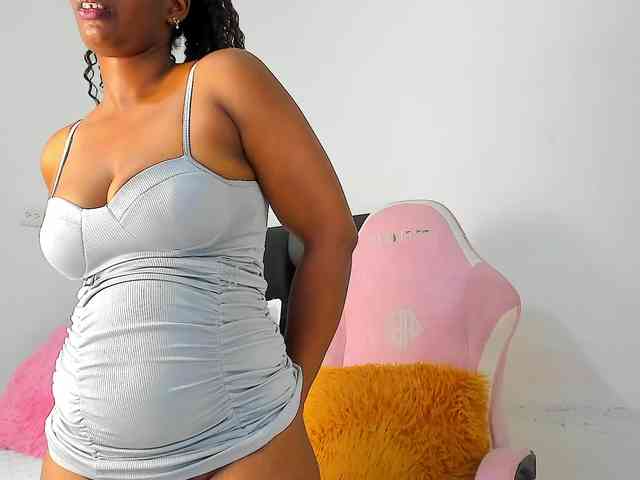 NaomiEmber webcam