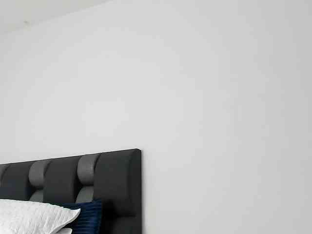 NaomiEmber webcam