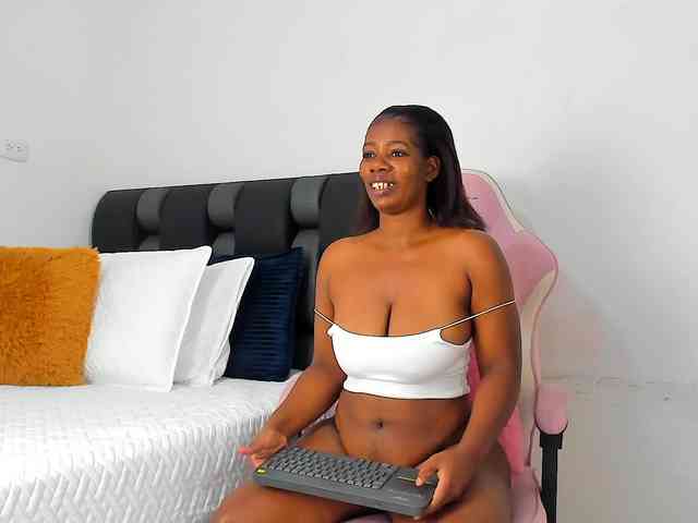 NaomiEmber webcam