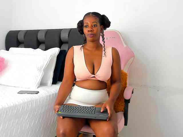 NaomiEmber webcam