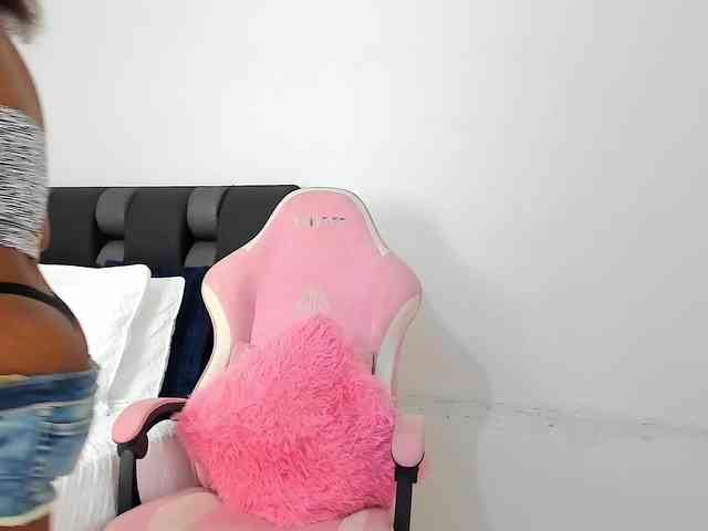 NaomiEmber webcam