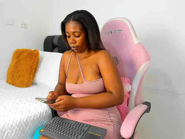 NaomiEmber webcam