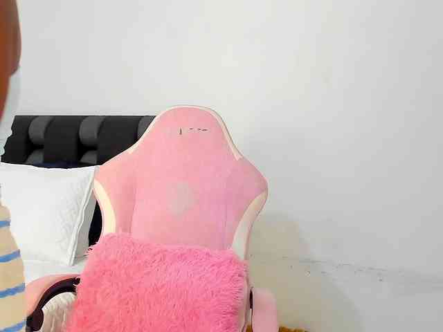 NaomiEmber webcam