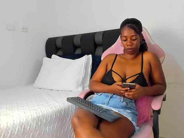 NaomiEmber webcam