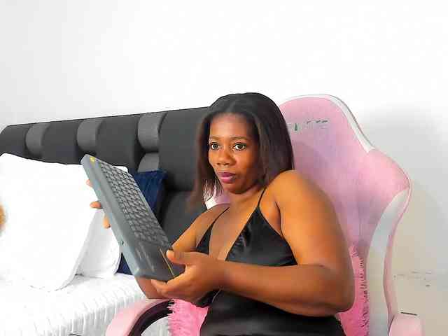 NaomiEmber webcam