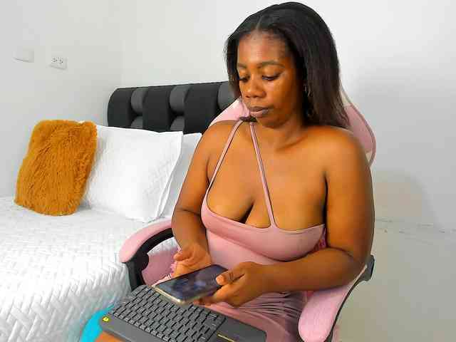 NaomiEmber webcam