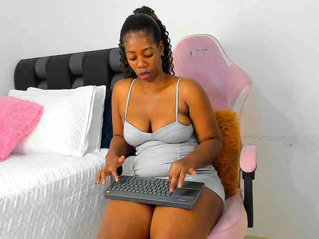 NaomiEmber webcam