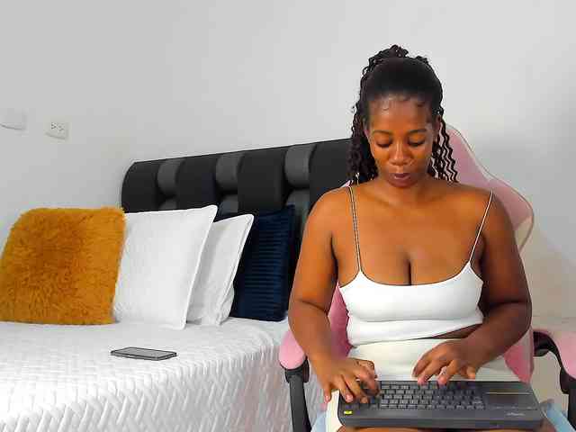 NaomiEmber webcam