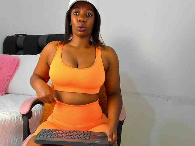 NaomiEmber webcam