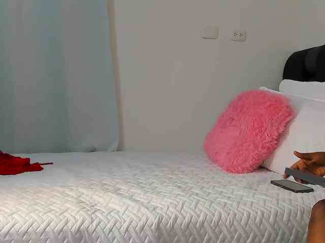 NaomiEmber webcam