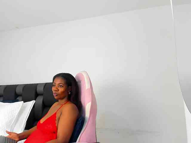 NaomiEmber webcam