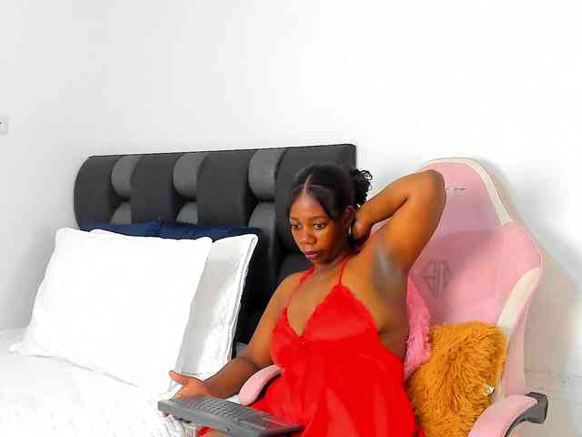 NaomiEmber webcam