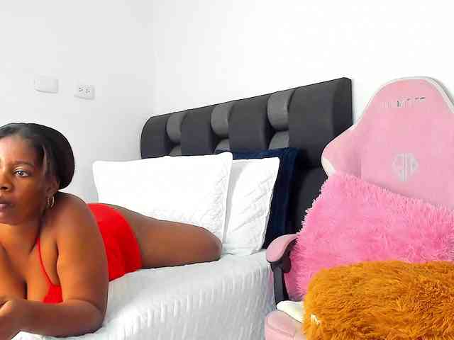 NaomiEmber webcam