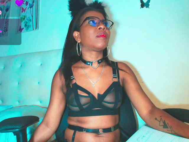 Yvonejoness webcam