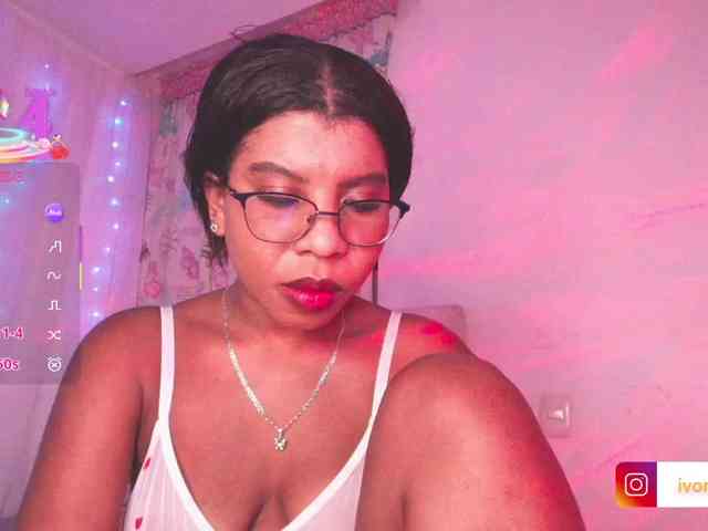 Yvonejoness webcam