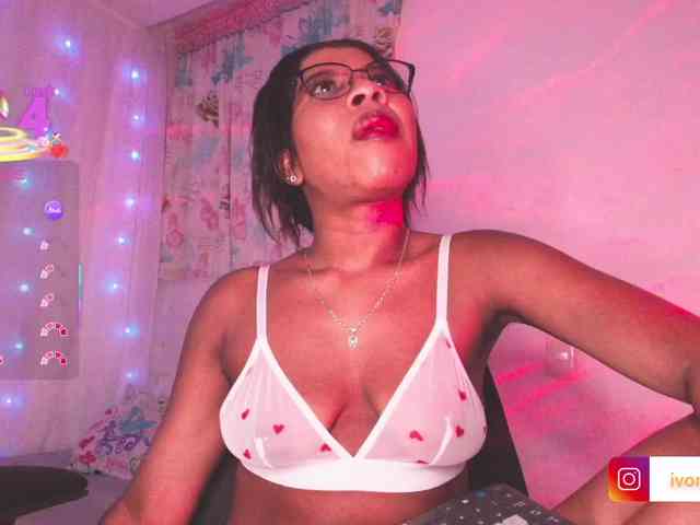 Yvonejoness webcam