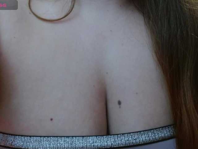 carolineF1's BongaCams show and profile