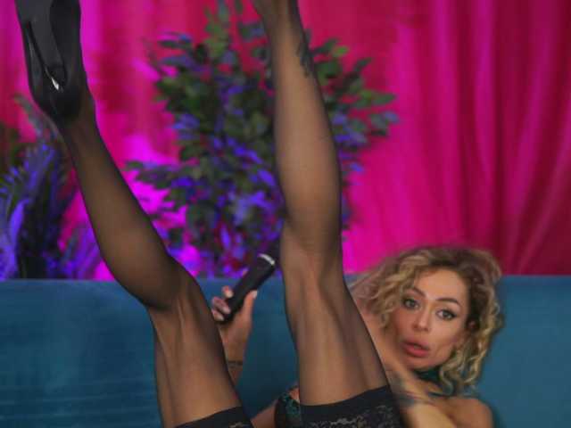 CurlyNatasha webcam