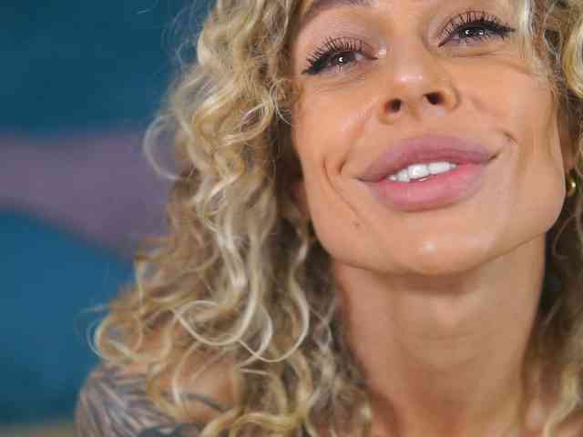 Модель: CurlyNatasha