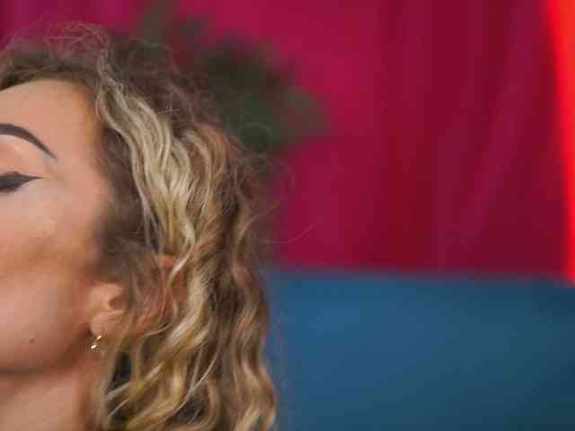 CurlyNatasha webcam