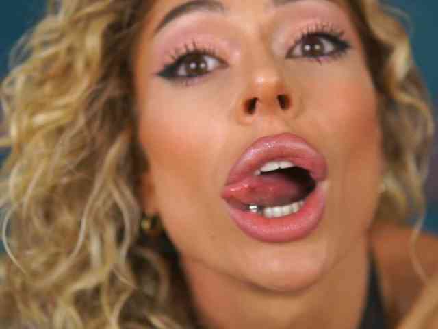 CurlyNatasha webcam
