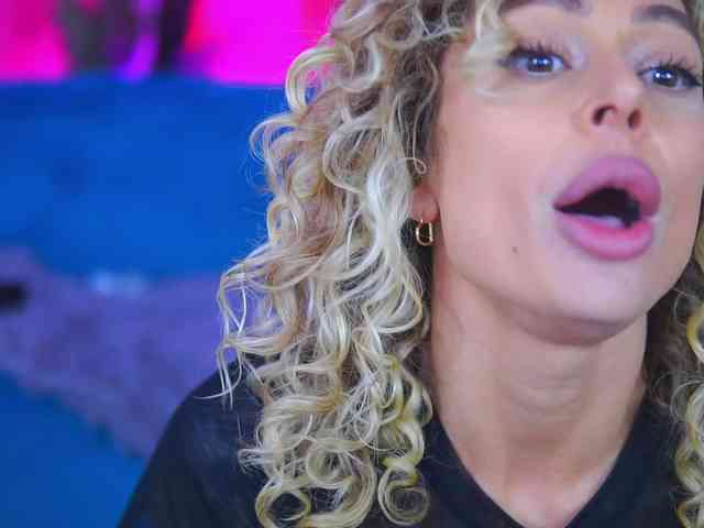 Модель: CurlyNatasha