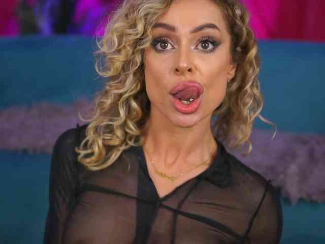 CurlyNatasha webcam