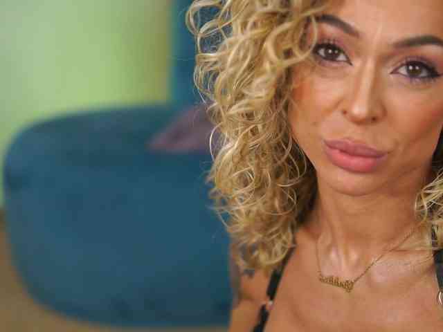 CurlyNatasha webcam