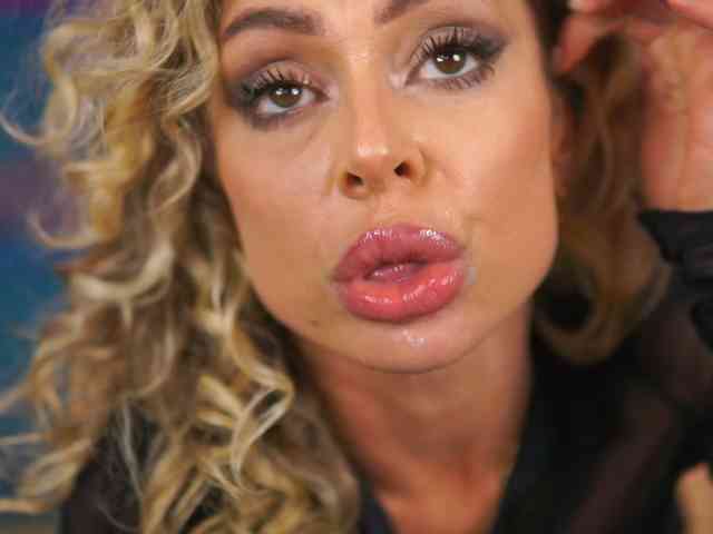 CurlyNatasha webcam