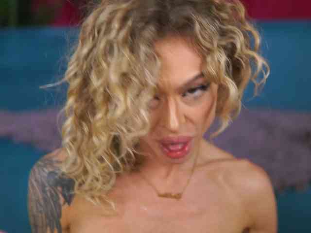 CurlyNatasha webcam