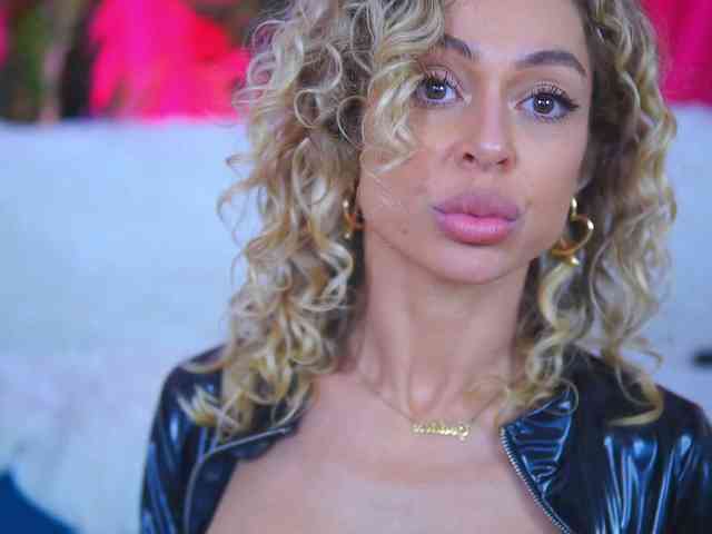 Модель: CurlyNatasha