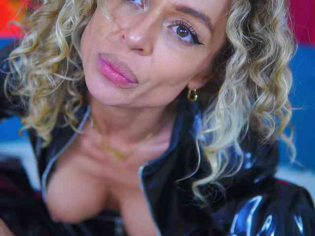 Модель: CurlyNatasha
