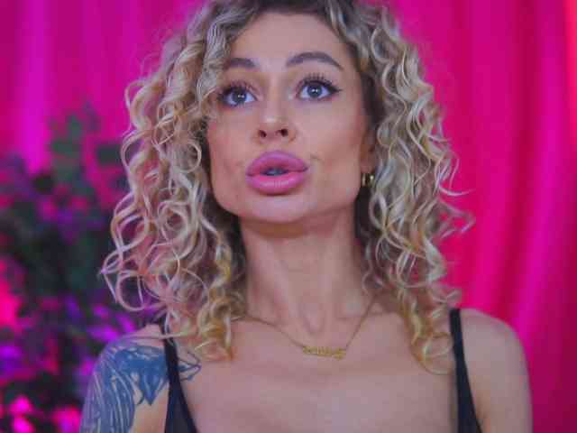 CurlyNatasha webcam