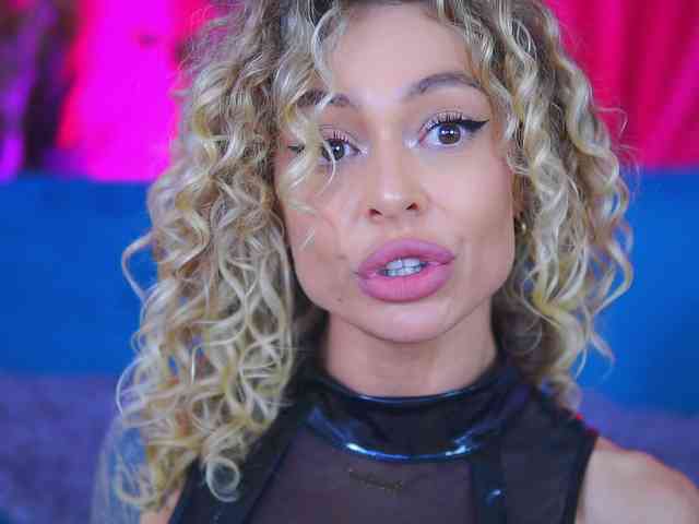 Модель: CurlyNatasha