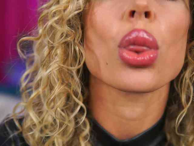 CurlyNatasha webcam