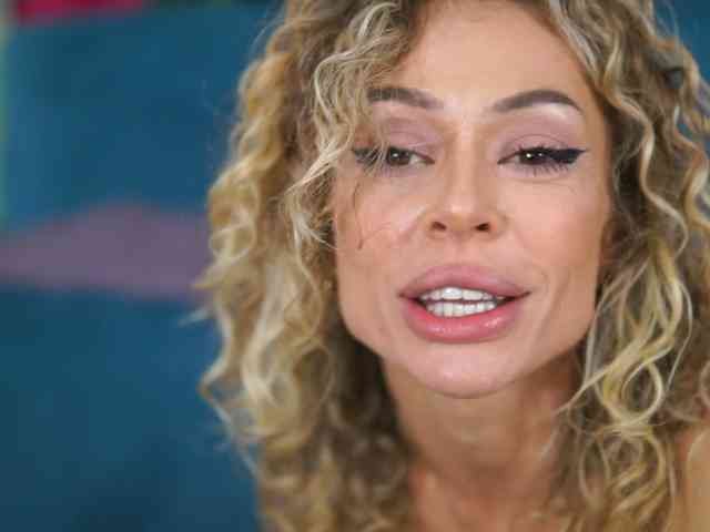CurlyNatasha webcam