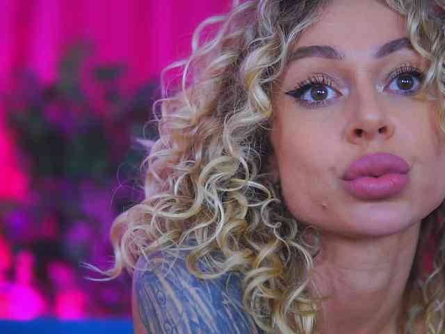 Модель: CurlyNatasha