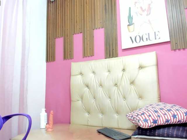  LuciaSpear chat room