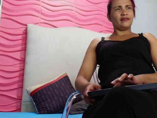 LuciaSpear webcam