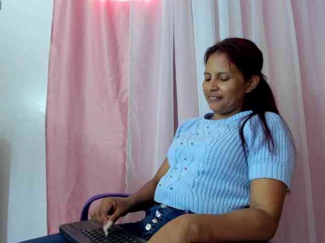LuciaSpear webcam