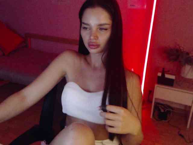 MikaelaBanes webcam