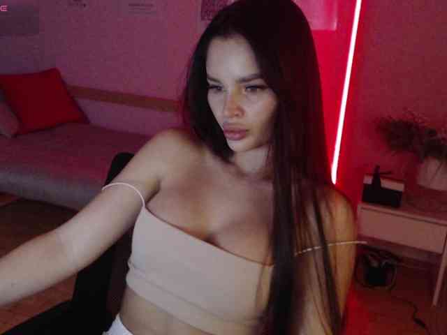 MikaelaBanes webcam