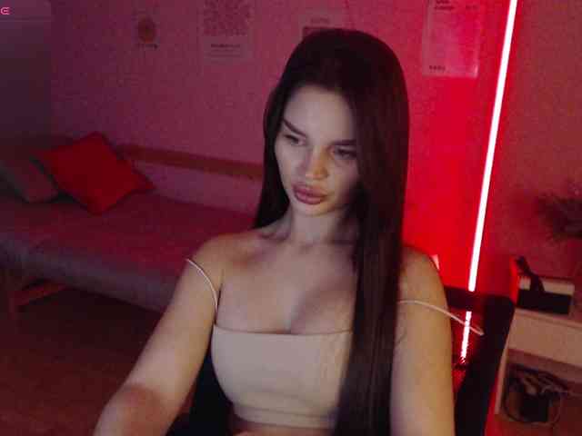 MikaelaBanes webcam