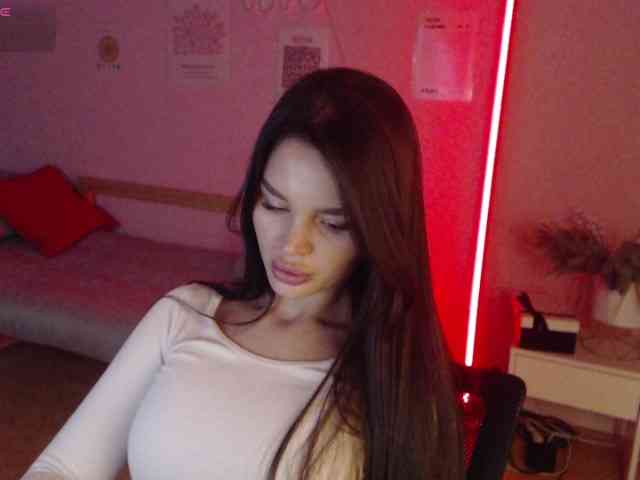 MikaelaBanes webcam