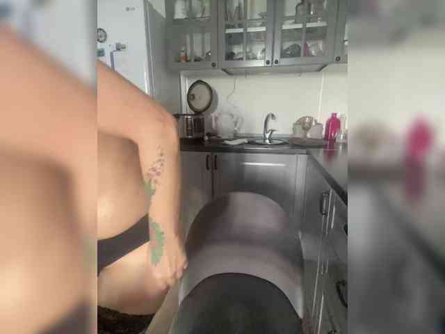 MonicaMiaa webcam