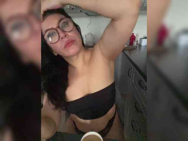 MonicaMiaa webcam
